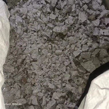 Àmpliament utilitzat en la fosa d'aliatge de ferrosilici com a element d'aliatge en ferro gris fosc amb un to blavós